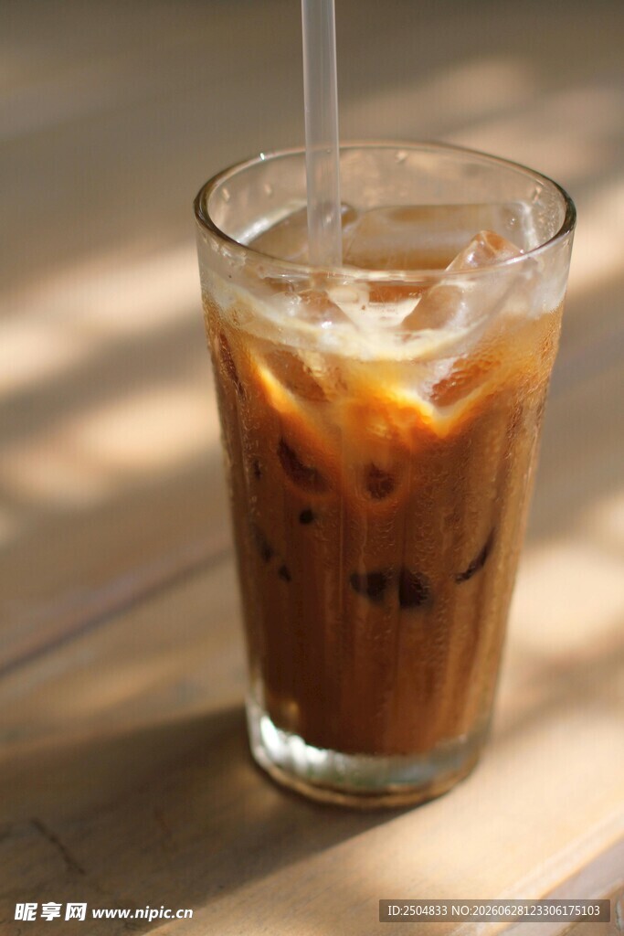 冰咖啡 饮品 玻璃杯 冰块 吸