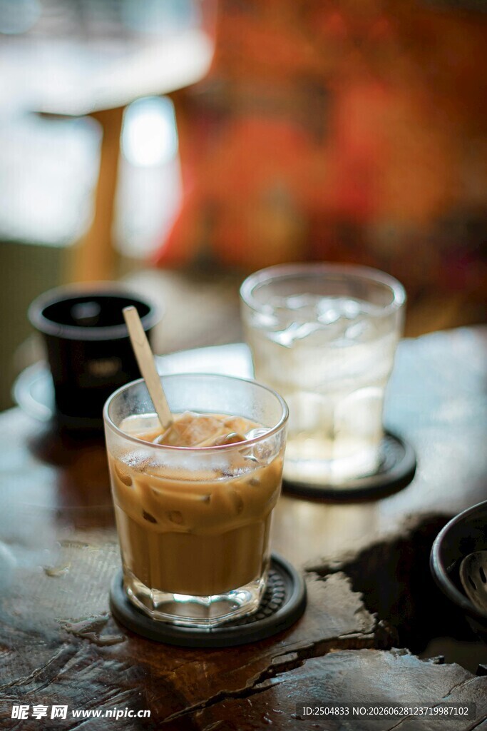 桌上的冰咖啡与玻璃杯