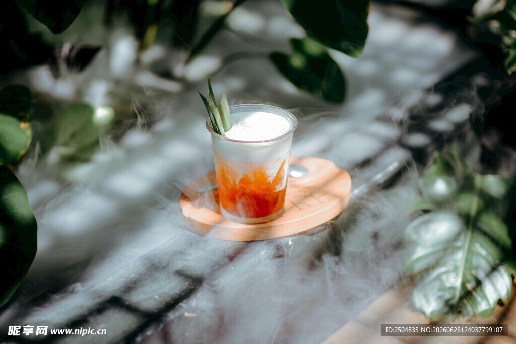 杯中绽放的橙红色花朵