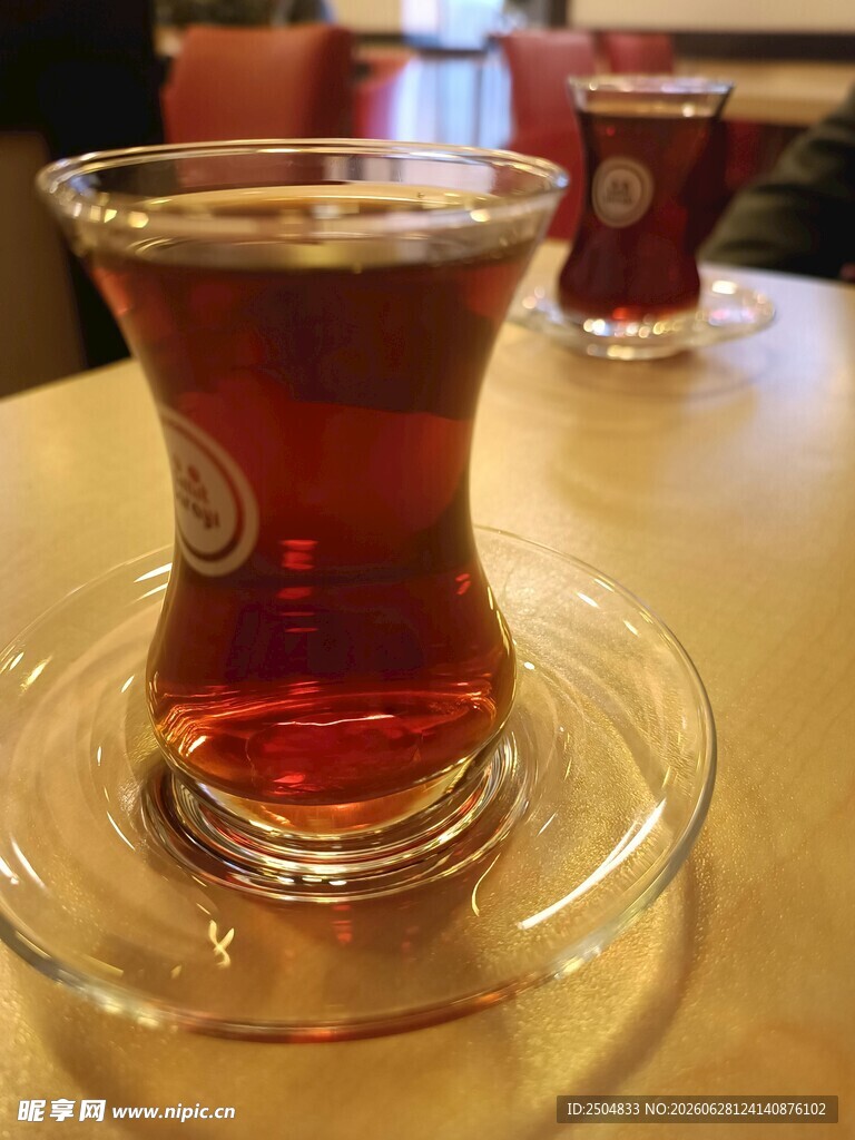 透明杯中的深红色茶饮