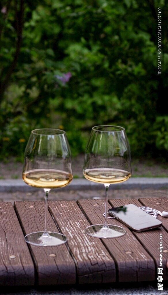 户外木台的精致品酒场景