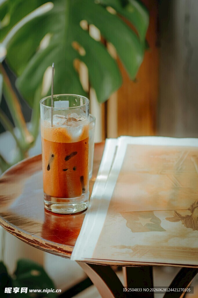 桌上玻璃杯中的橙色饮品