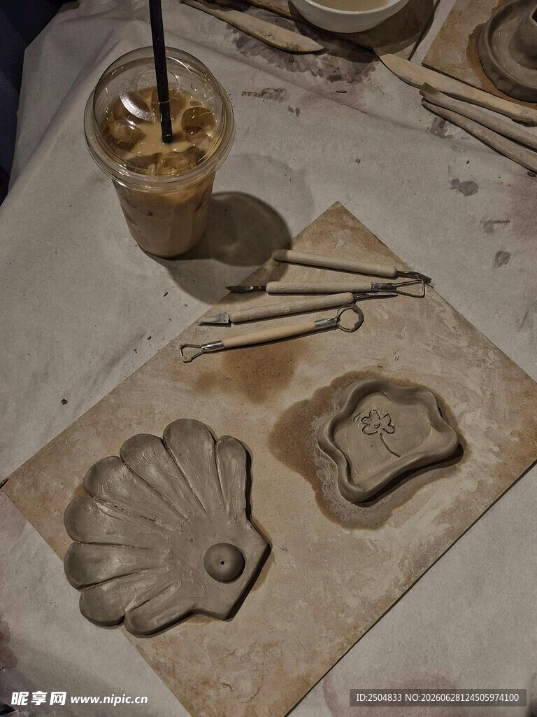 贝壳形状陶艺制作场景