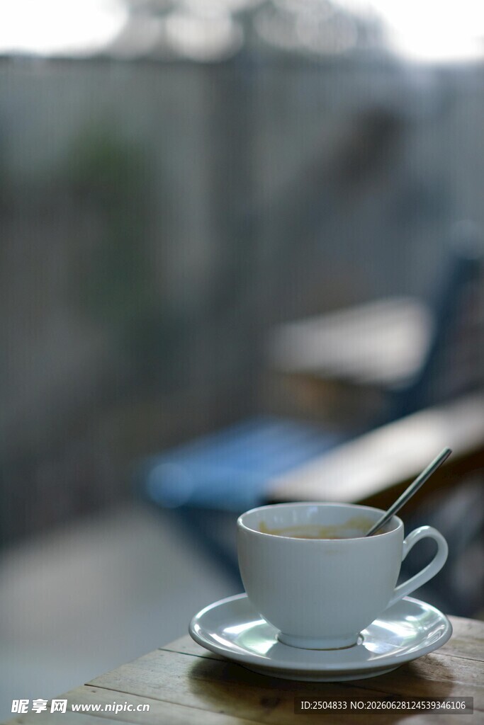 窗边木桌上的一杯热咖啡