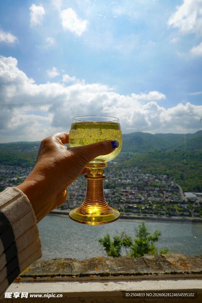 举杯 赏景 城镇 酒杯 天空 