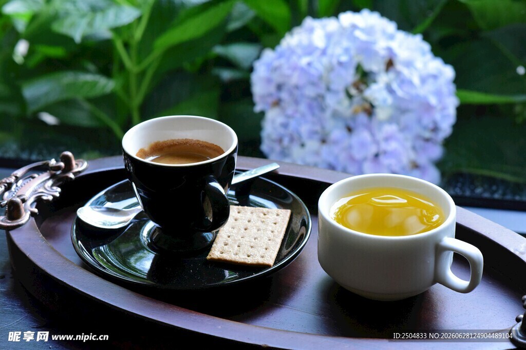 两杯热茶与精致点心