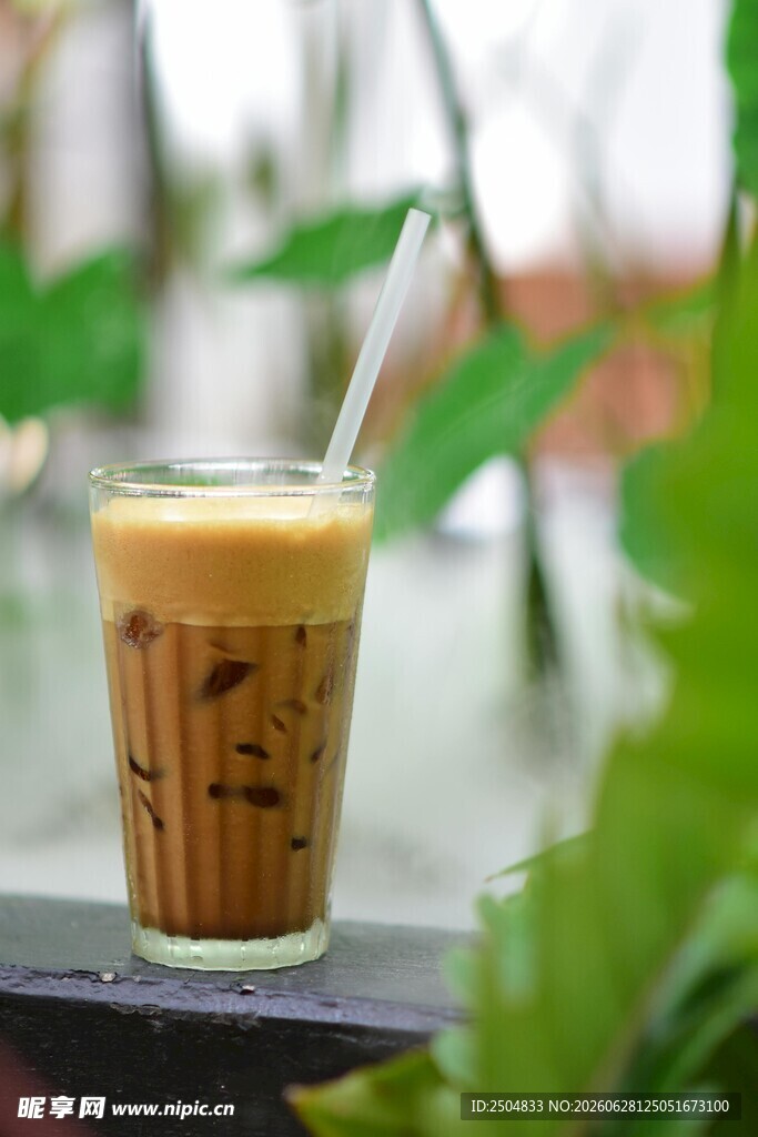 冰咖啡 饮品 杯子 吸管 植物