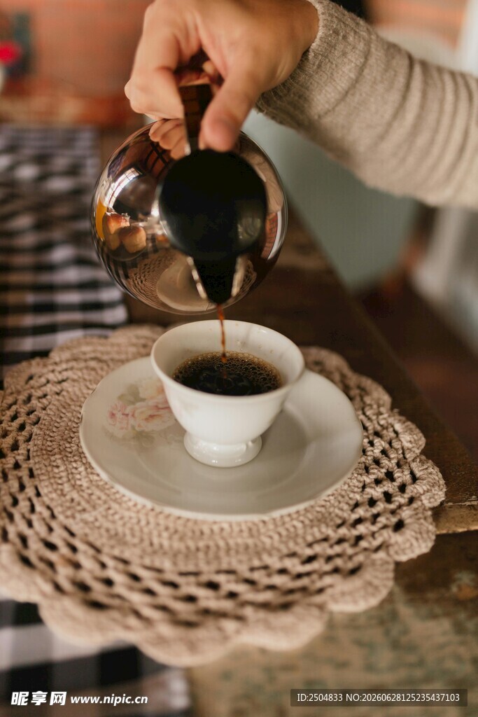 手冲咖啡倒入精致咖啡杯