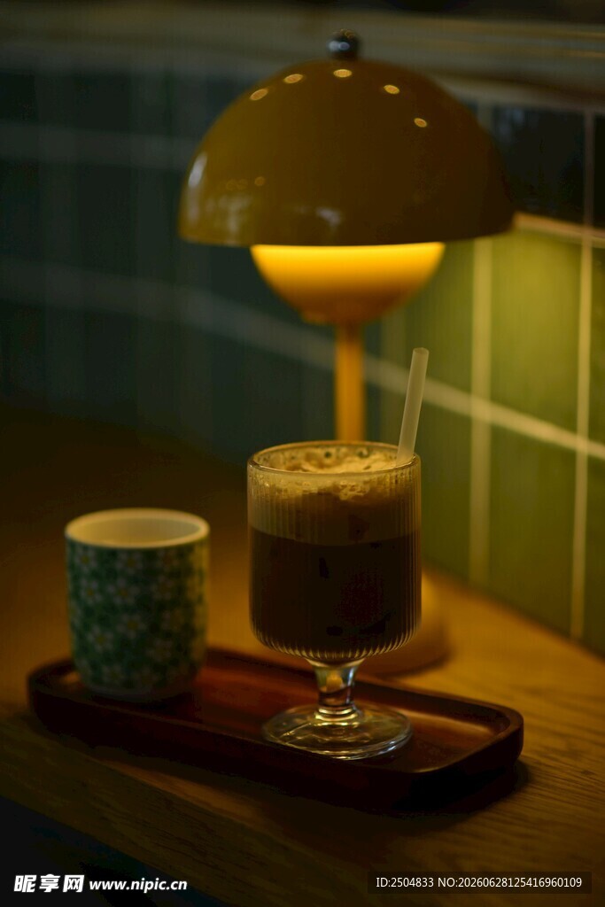 台灯下的咖啡与茶杯