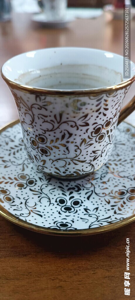 复古花纹茶杯与茶托