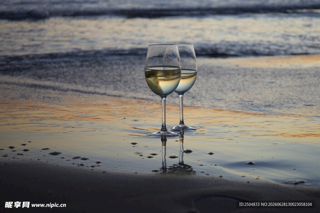 海边夕阳下的优雅葡萄酒杯