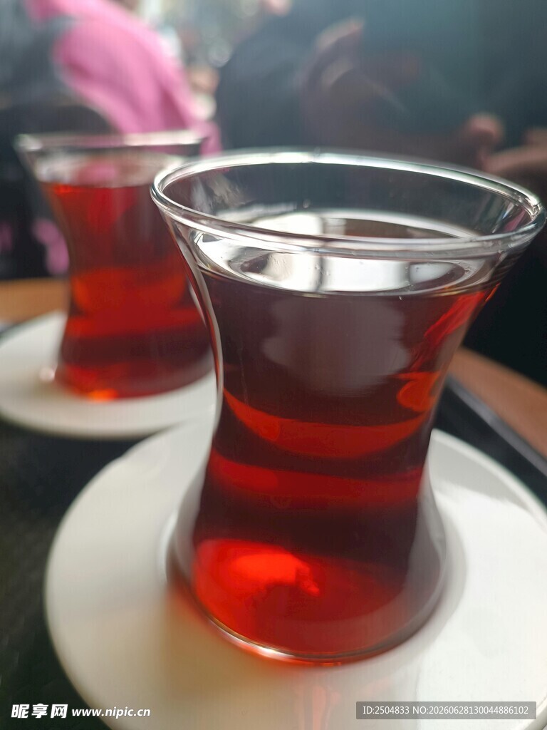 透明玻璃杯中深红液体