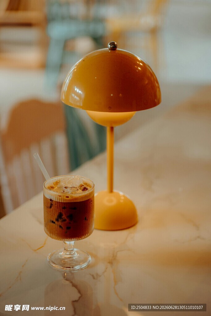 台灯下的饮品与温馨氛围
