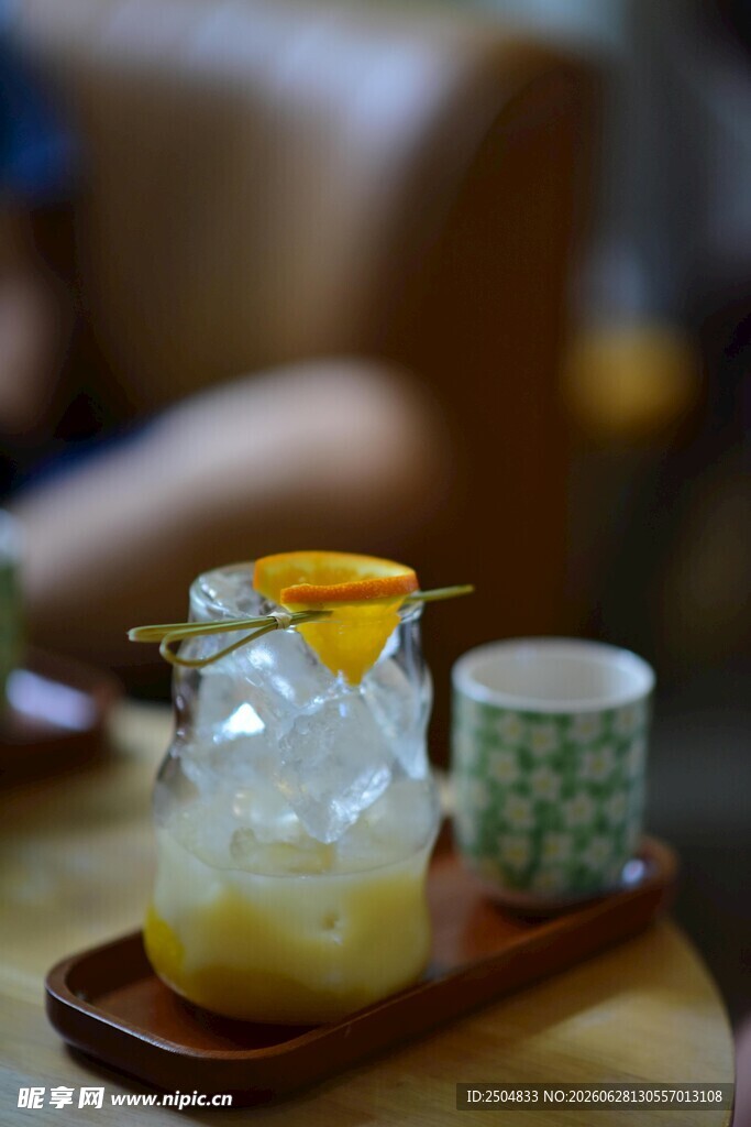 玻璃瓶装冰饮与小茶杯