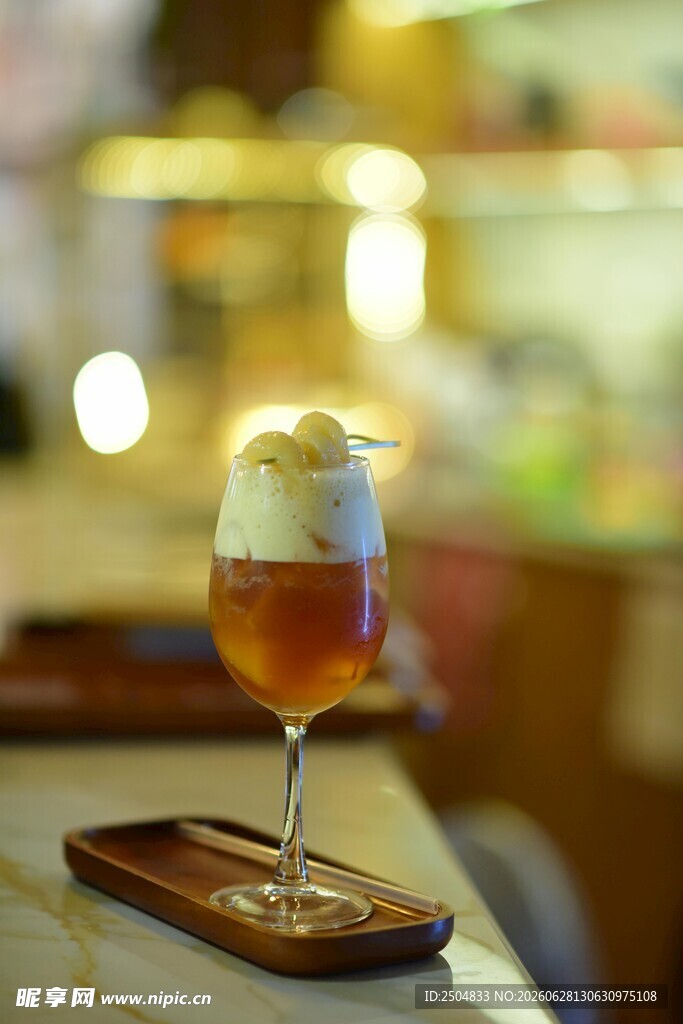 吧台的精致啤酒杯
