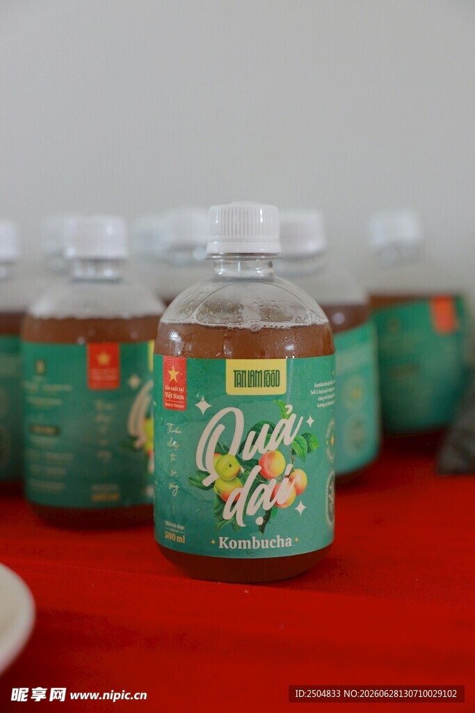 罐装饮品整齐摆放展示
