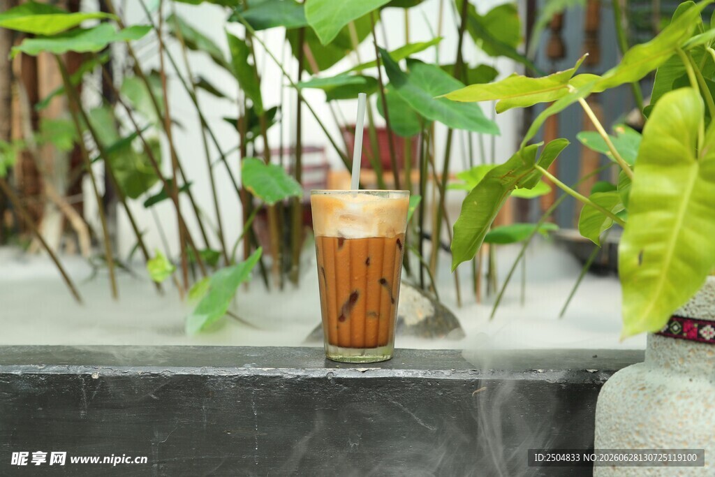 窗边绿植旁的一杯茶饮