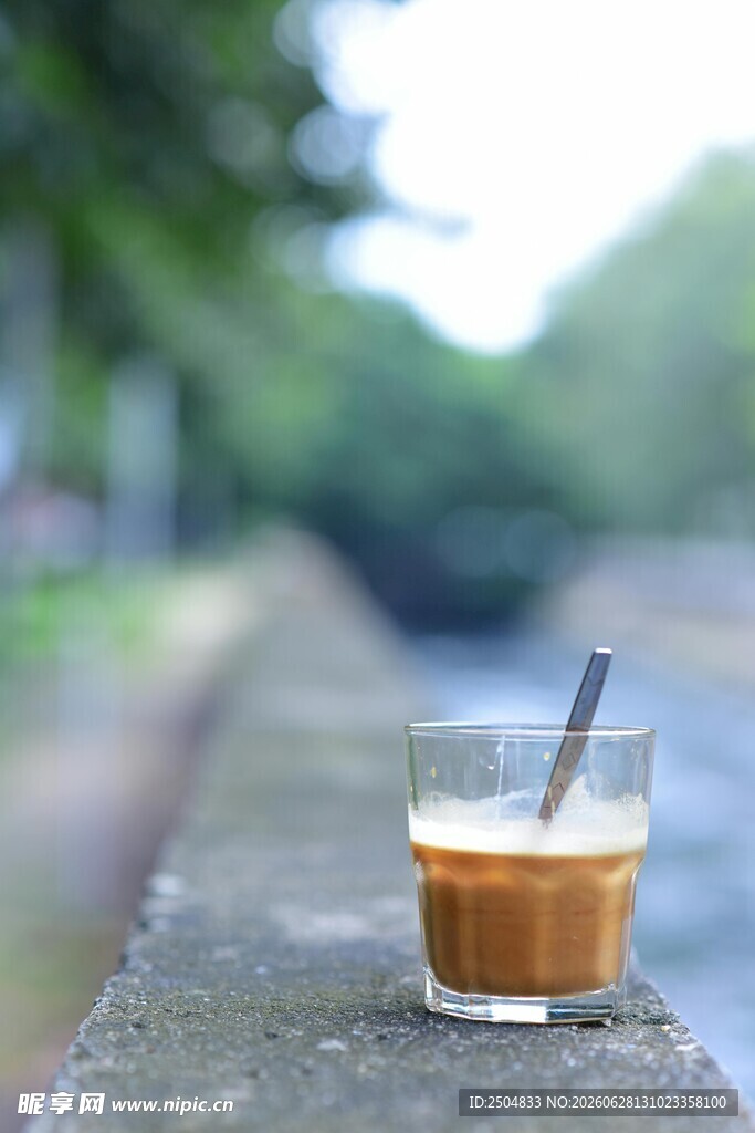 户外石台上的一杯咖啡