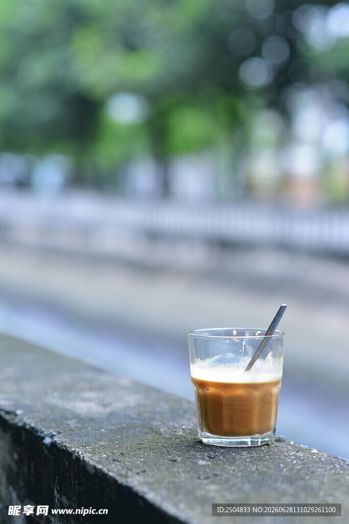 石台上的一杯美味咖啡