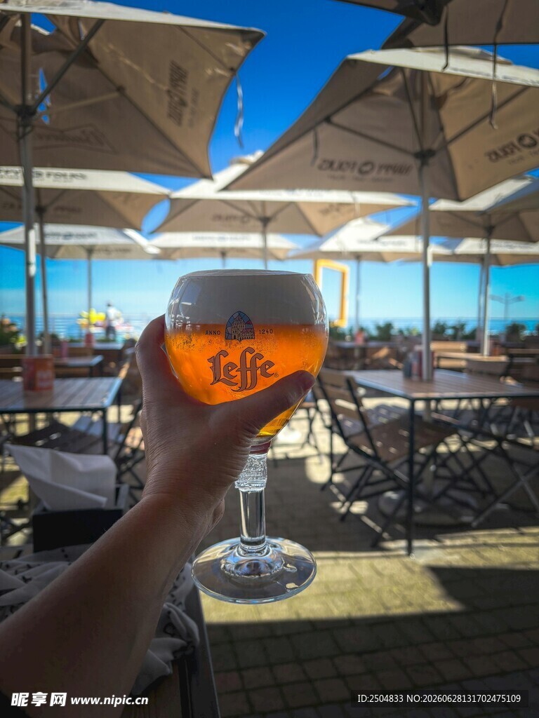 户外手持美酒的惬意时刻