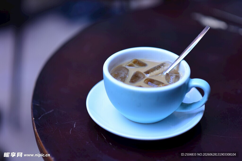 蓝色茶杯中的热茶