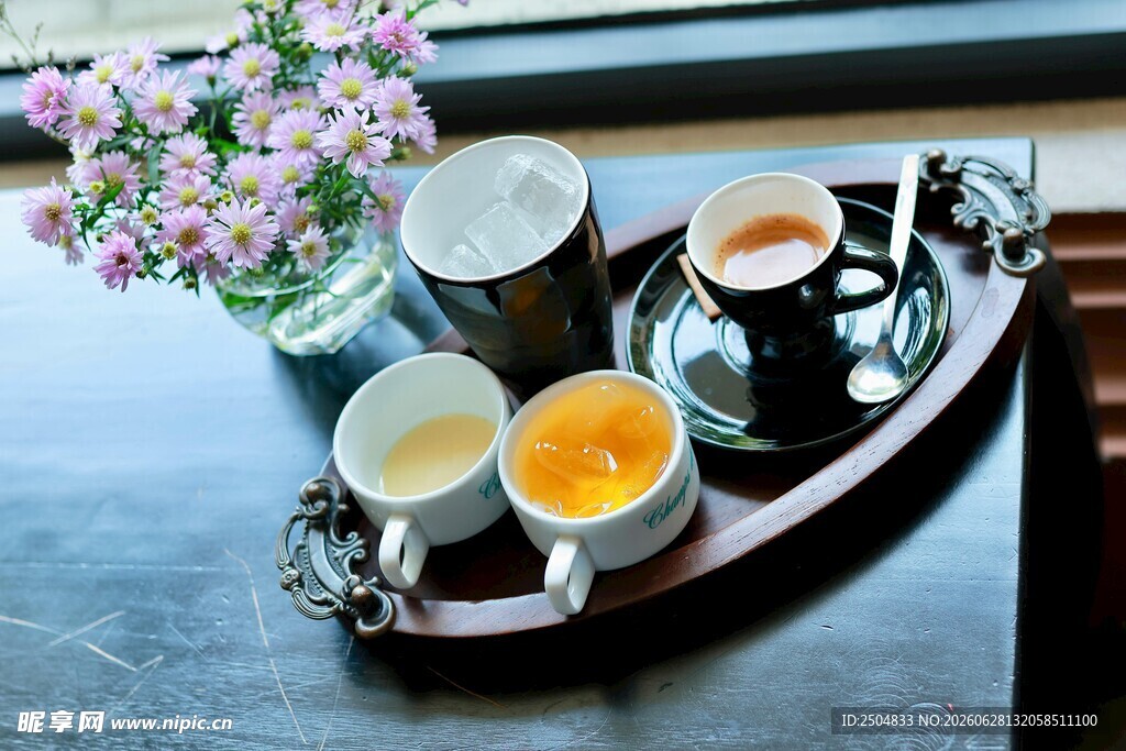精致茶具与花茶组合