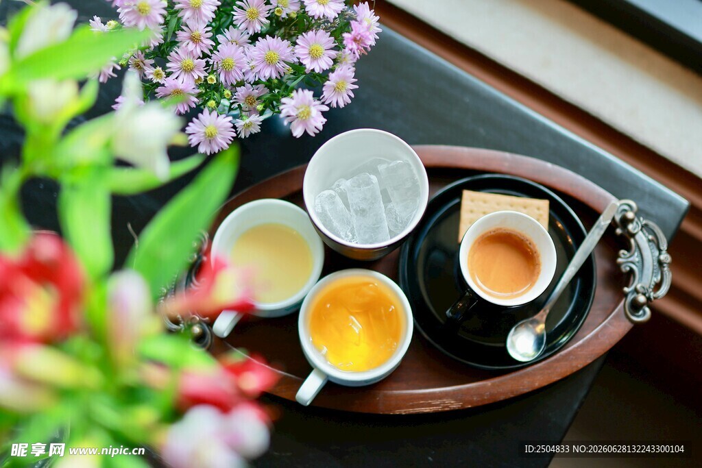 精致茶具与多彩茶饮
