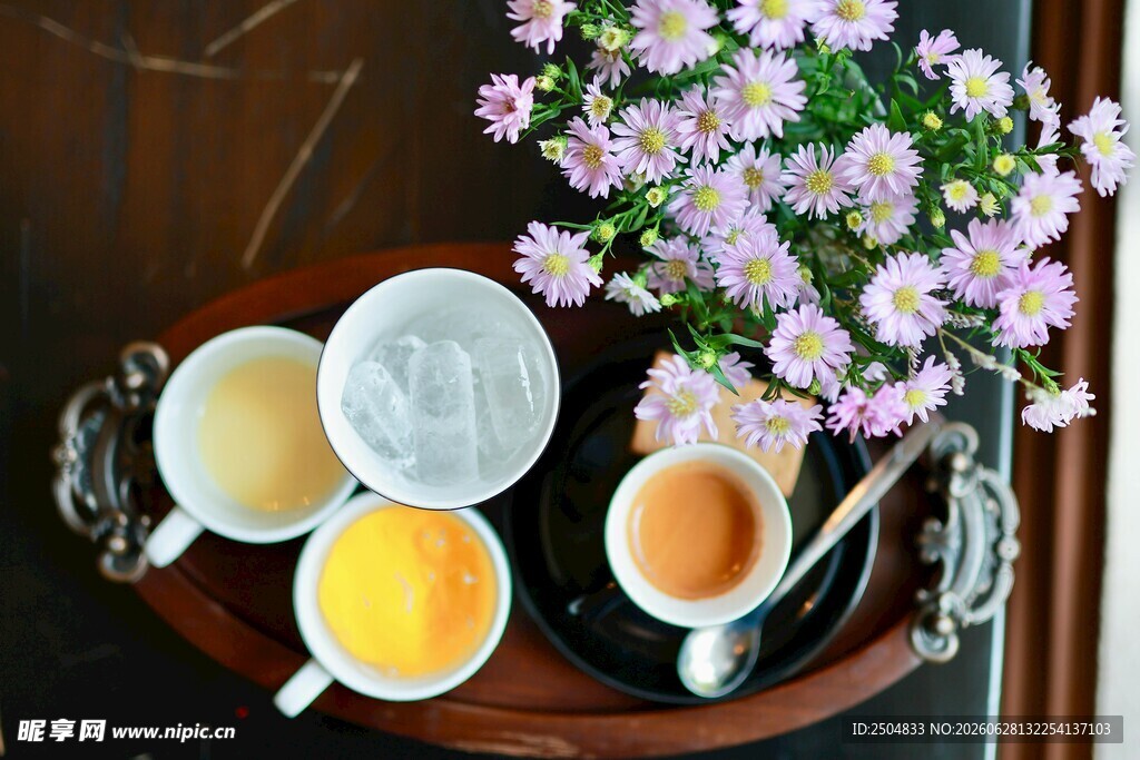 精致茶具与花茶的惬意时光