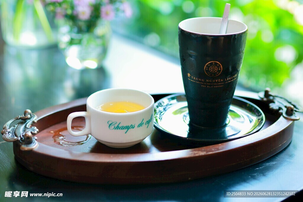 托盘上的咖啡与茶饮