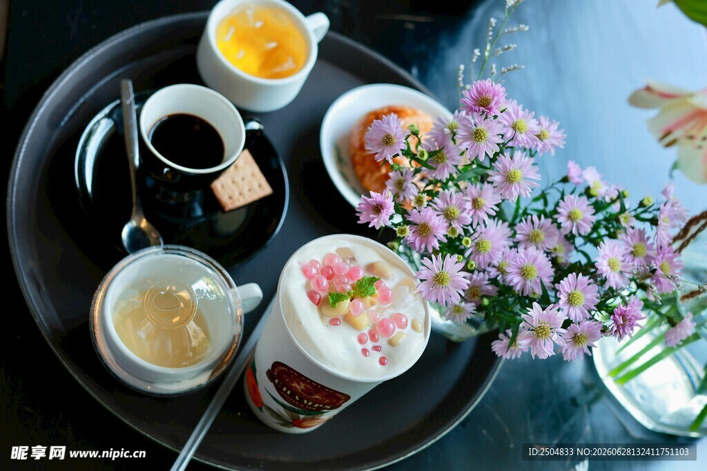 精致茶点与鲜花的惬意时光