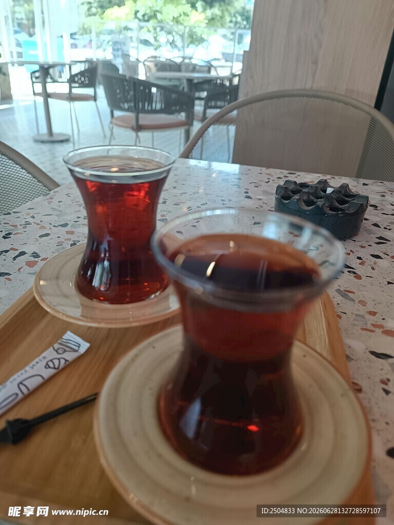 两杯热茶置于精致桌布上