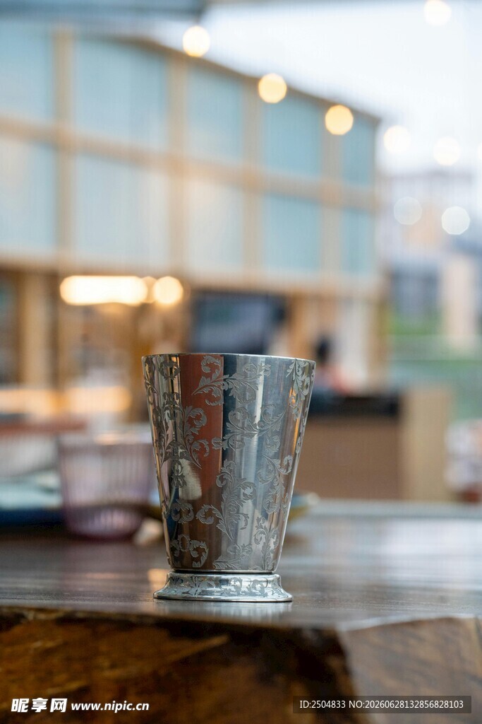 木桌上的透明玻璃杯