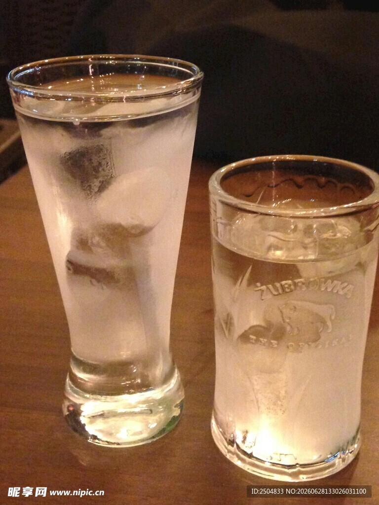 两杯饮品置于桌上