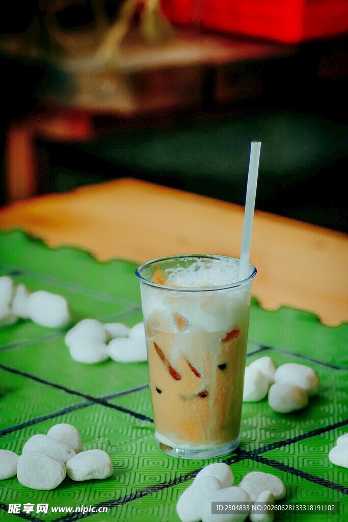 桌上奶茶与散落棉花糖