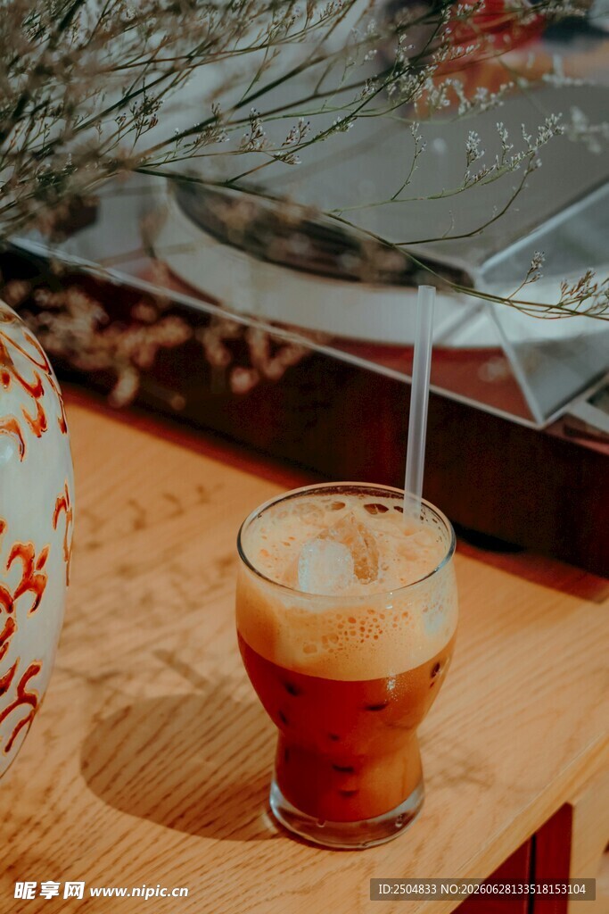 冰咖啡倒入玻璃杯瞬间