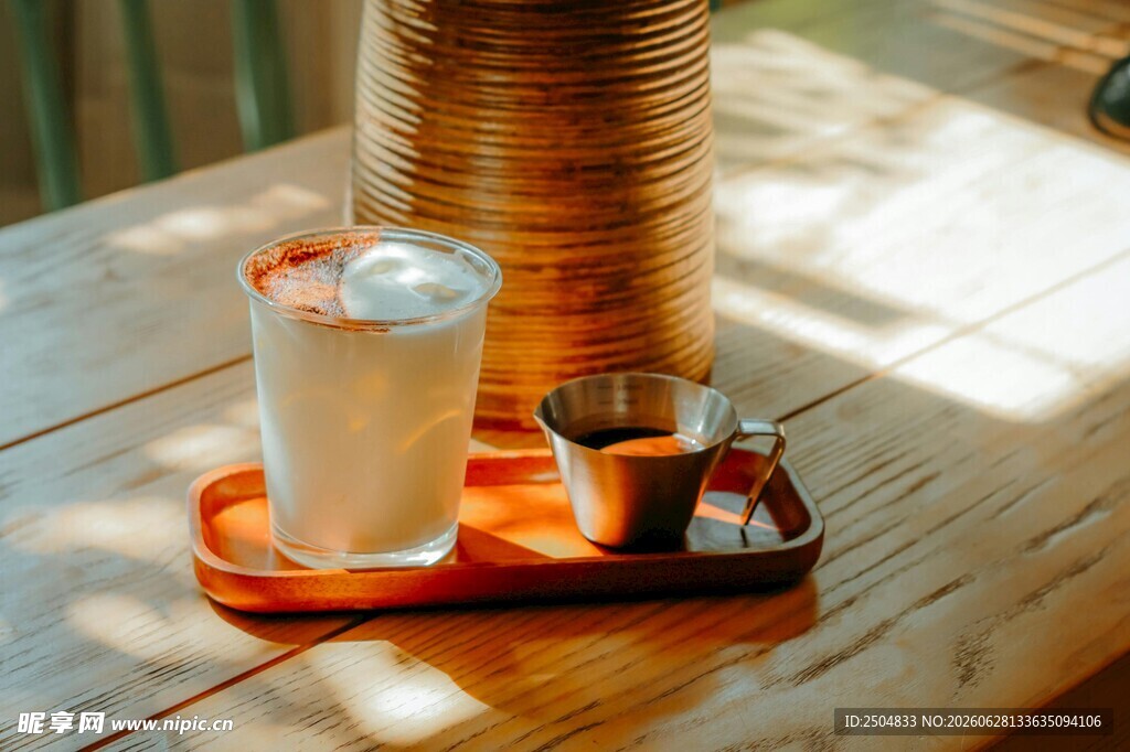 木质桌上的茶饮与堆叠杯具