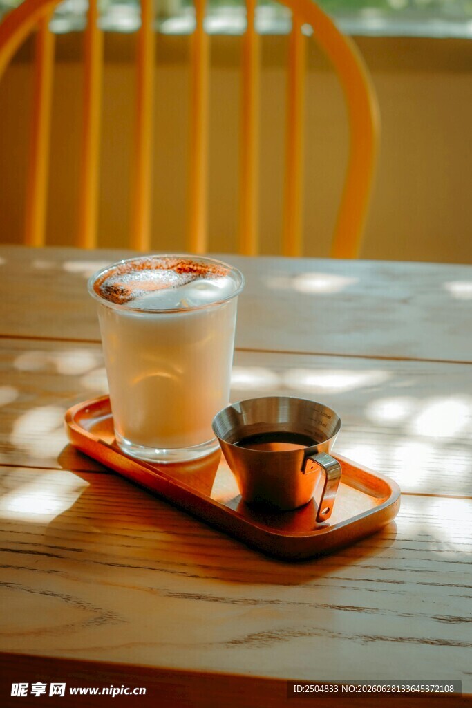 木质桌上的茶饮组合