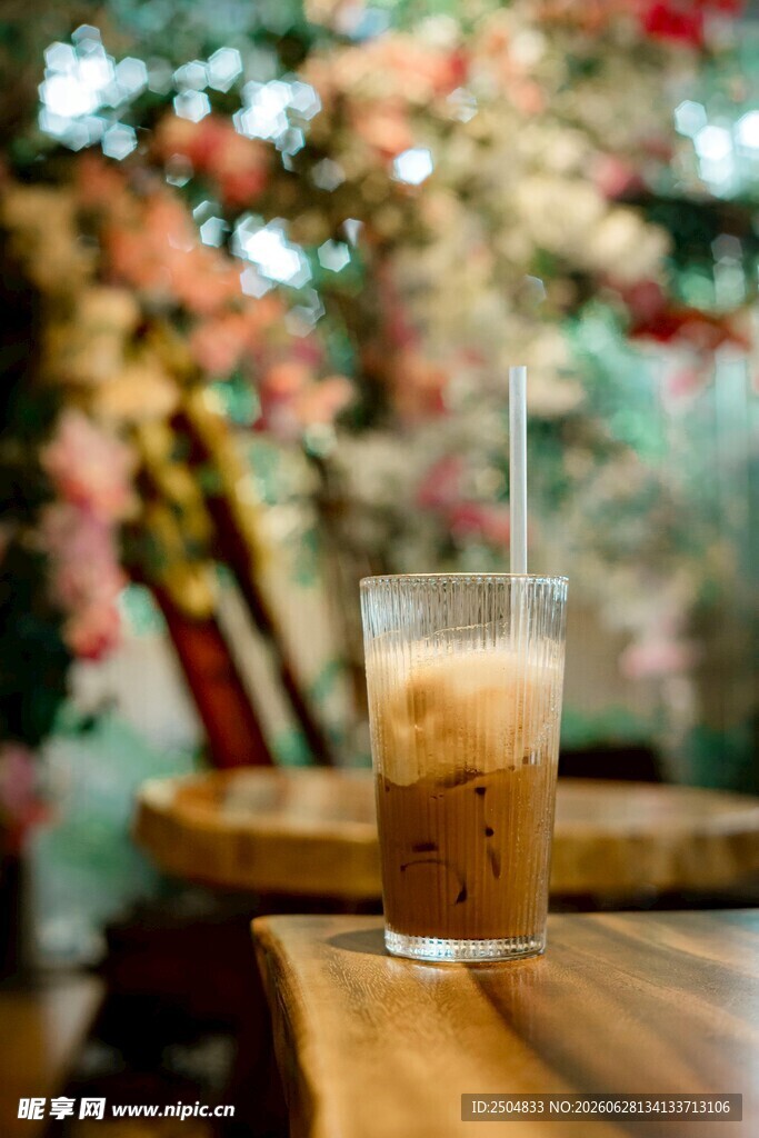 木桌上的一杯冰咖啡
