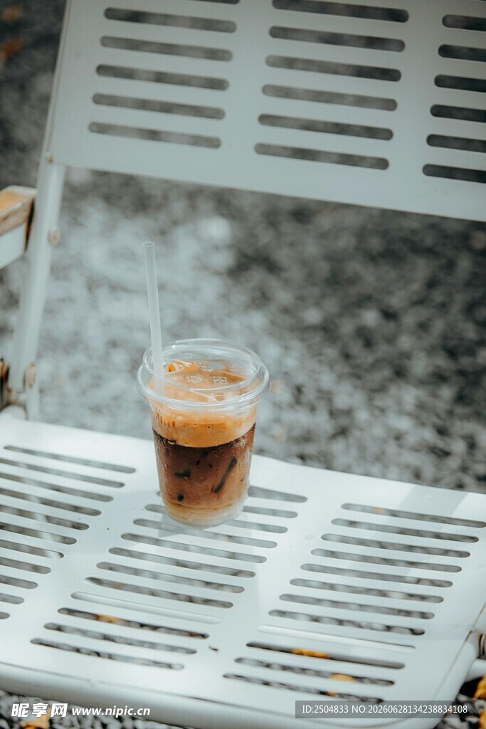 户外长椅上的热咖啡