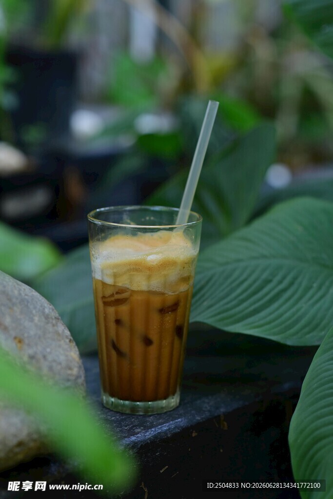 冰咖啡置于绿植环绕间