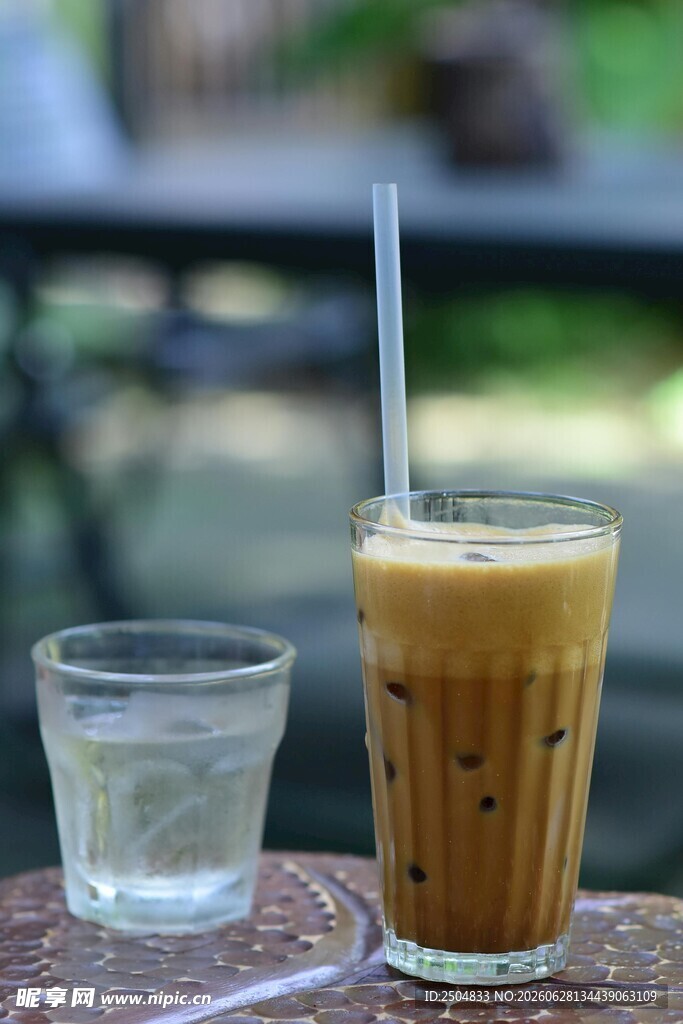 冰咖啡与玻璃杯