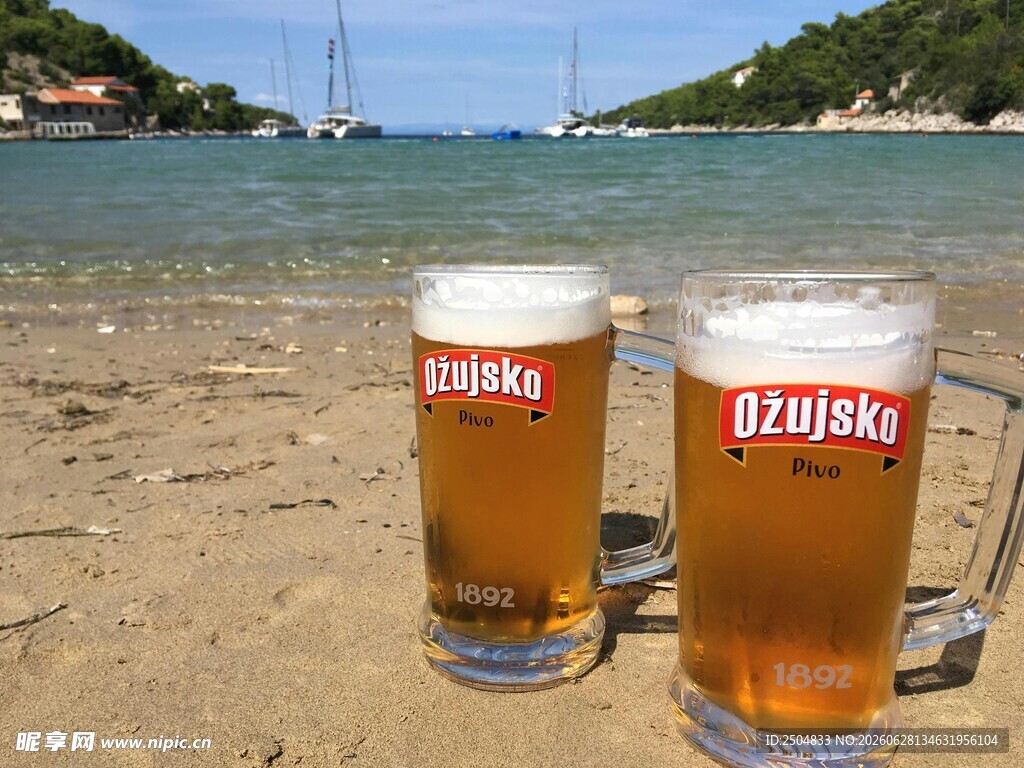 沙滩上的两杯醇香啤酒