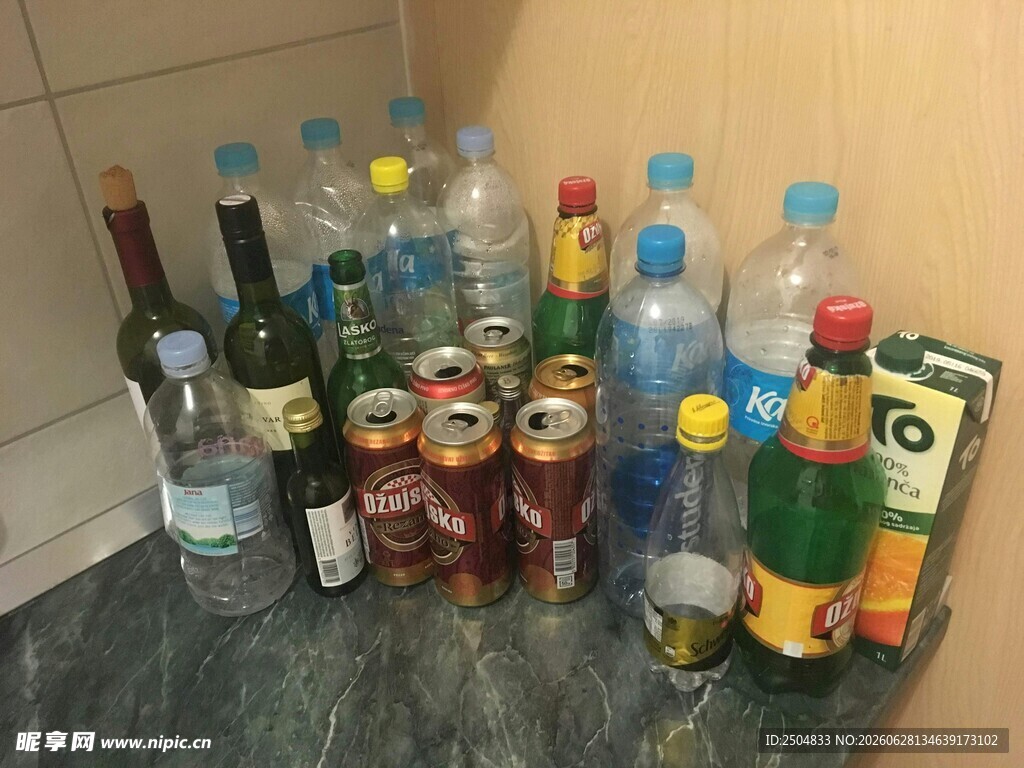 多样瓶装饮品集合展示