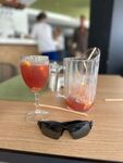 时尚酒吧饮品与墨镜搭配