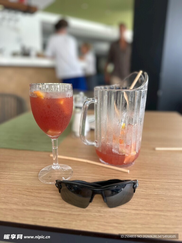 时尚酒吧饮品与墨镜搭配