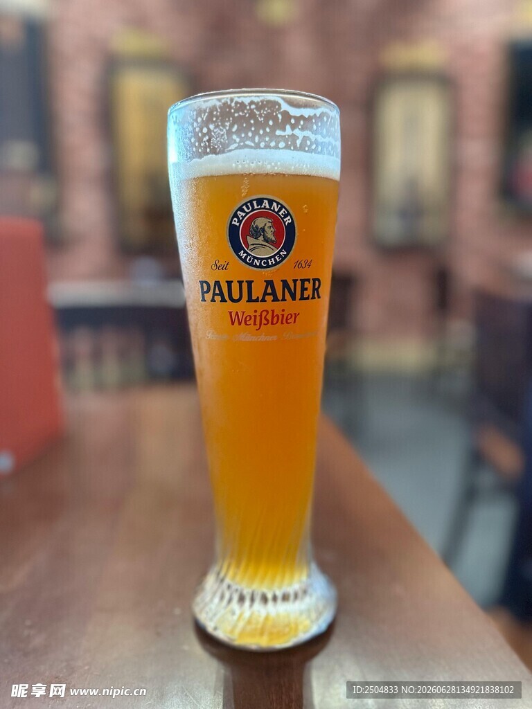 高脚杯中的金黄啤酒