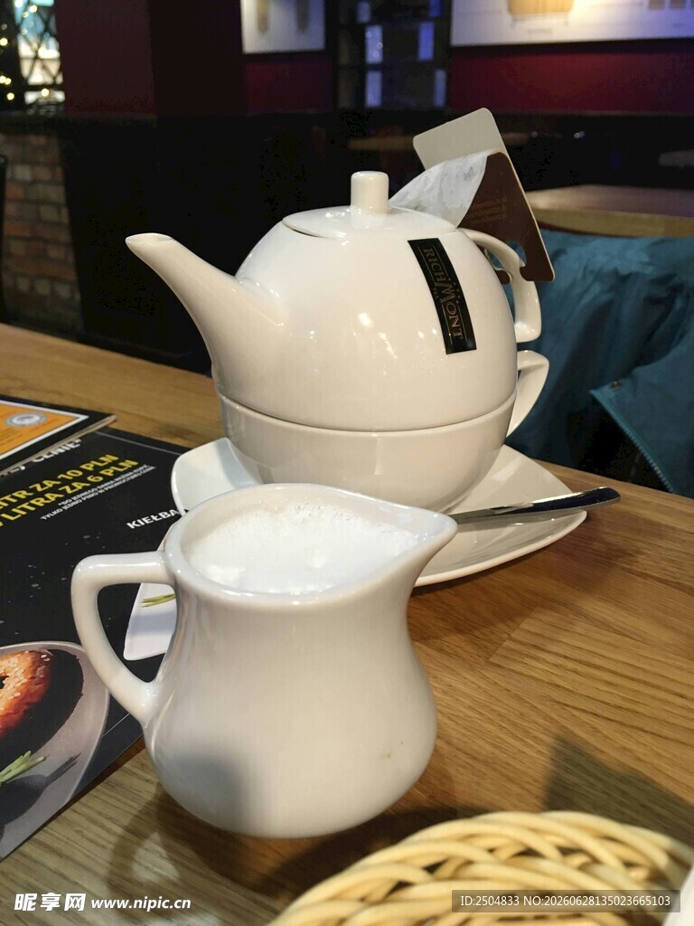 白色茶具置于木桌