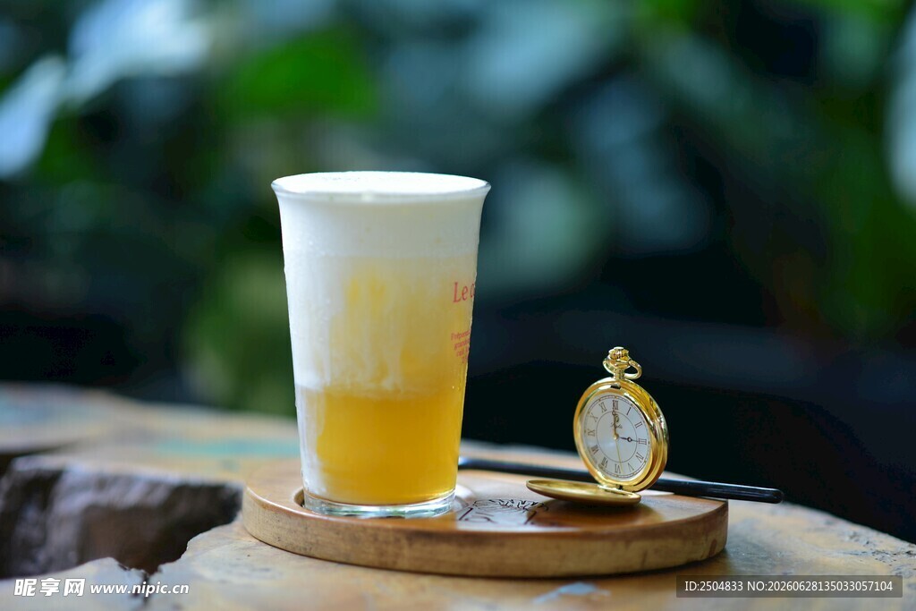 清新茶饮搭配复古怀表