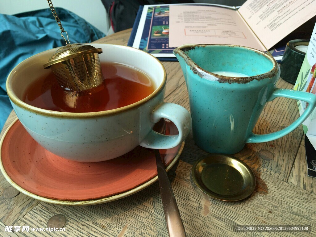 温馨茶杯与茶具场景