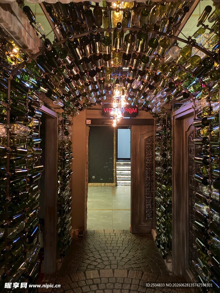 梦幻绿植拱门装饰的通道
